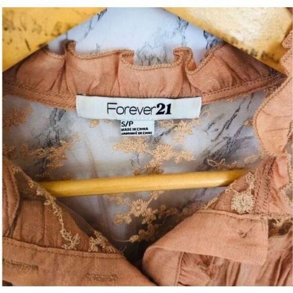 Forever 21 Ruffle Top Size Small - Picture 3 of 4